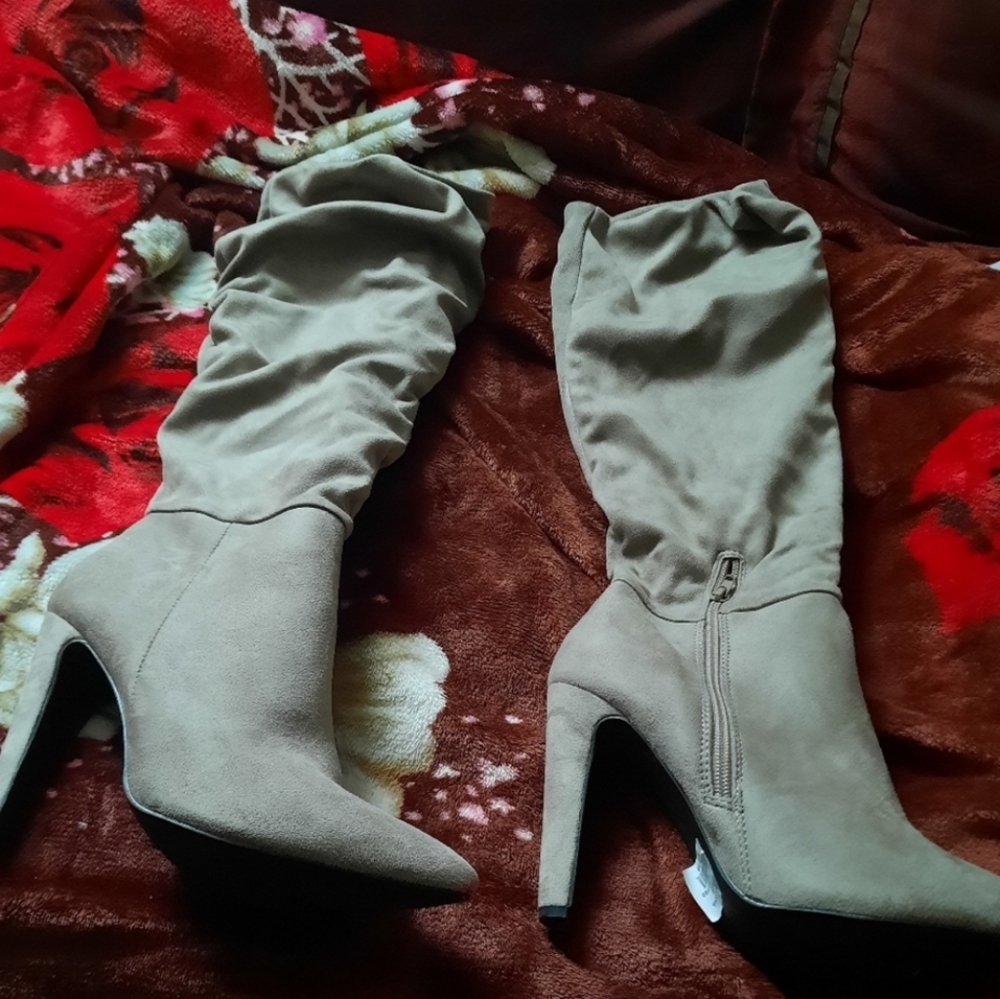 NWT SEXY HOT 🌹🔥 KNEE HIGH HIGH HEEL BOOTS TAUPE SUEDE 8